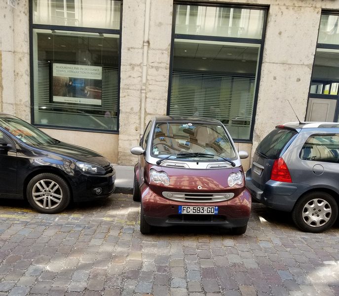 This Smart Car squeezes into this tiny spot